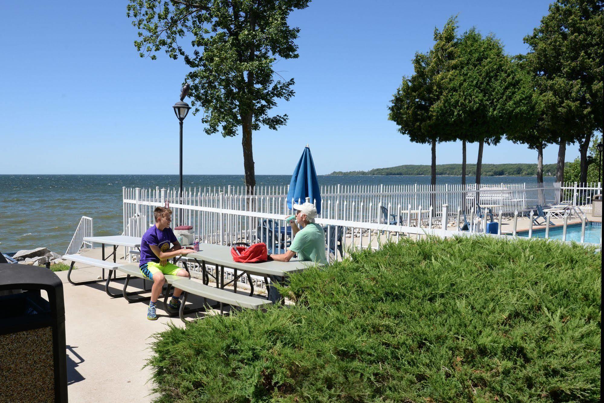 Westwood Shores Waterfront Resort Sturgeon Bay Exteriör bild